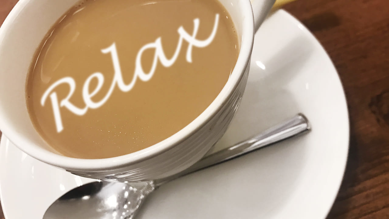 Relaxと文字が浮かんだコーヒーカップ