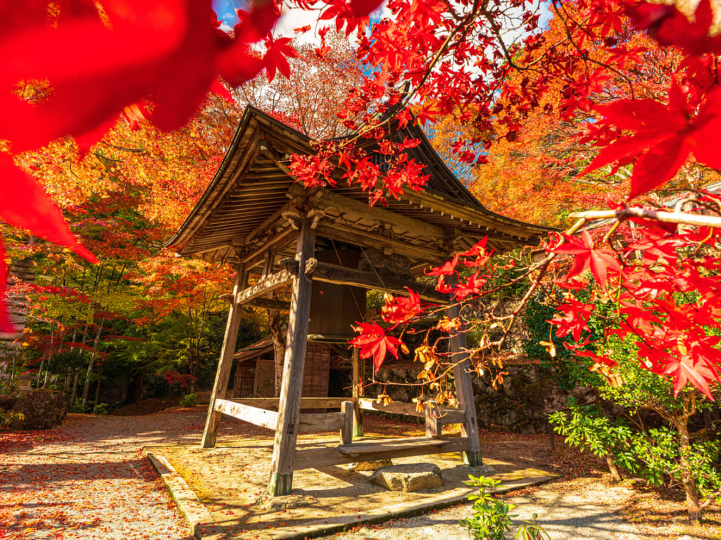 紅葉に包まれた八角銅鐘（三重フォトギャラリー）