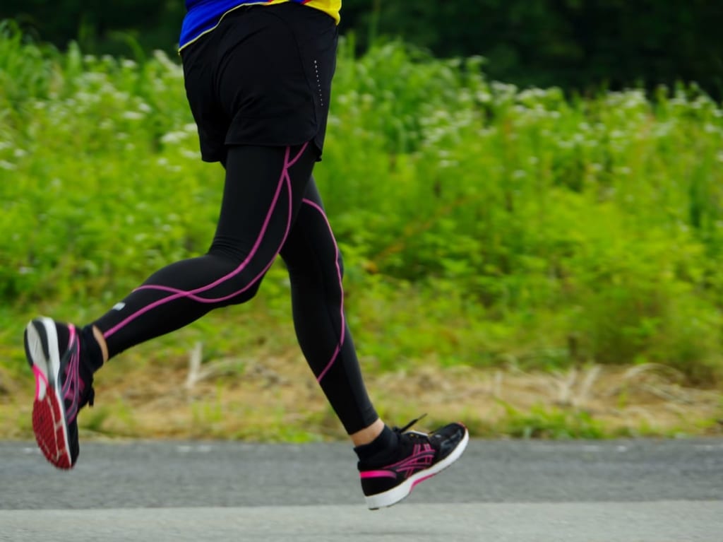 マラソンを走る女性の足AC
