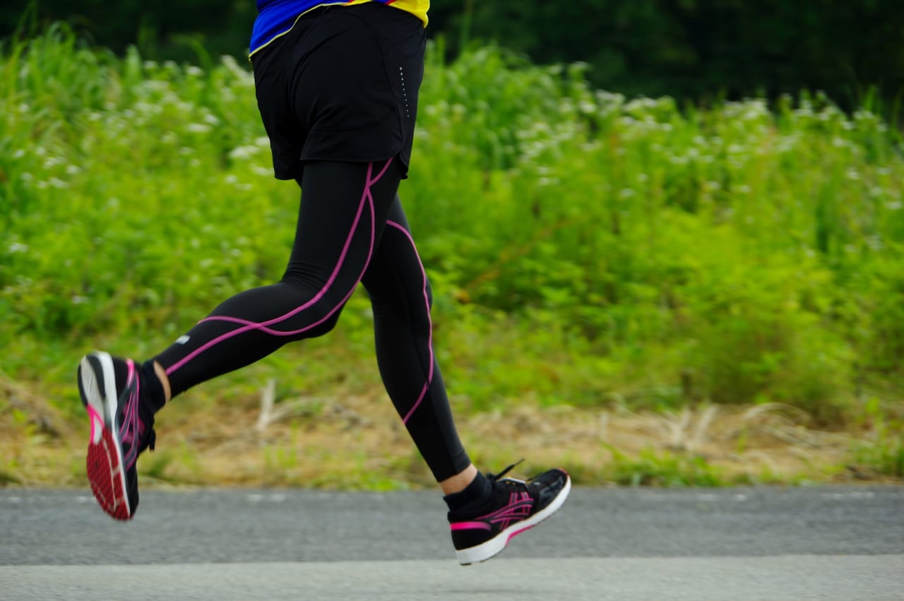 マラソンを走る女性の足AC