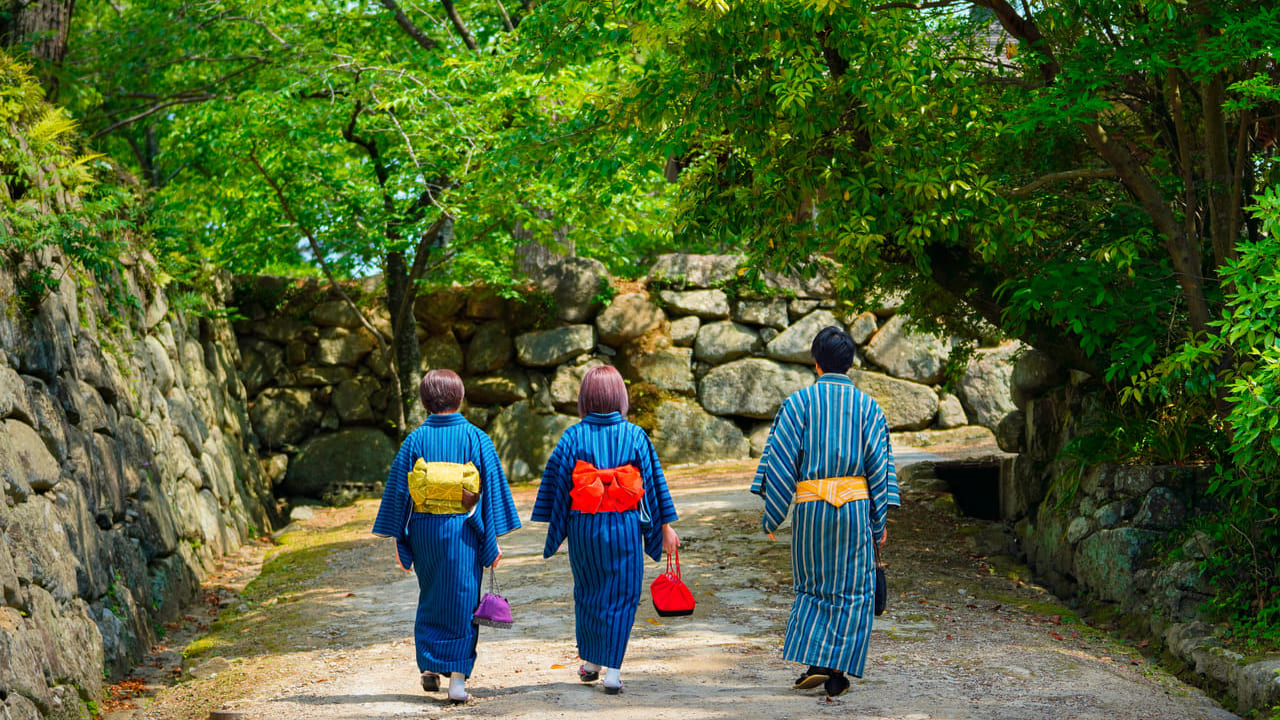 松阪木綿の着物で松阪城を歩く3人‐三重フォトギャラリー