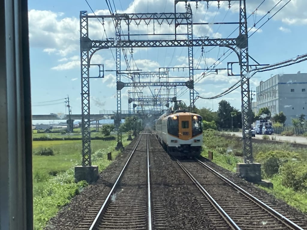近鉄山田線下り電車からみえる近鉄特急