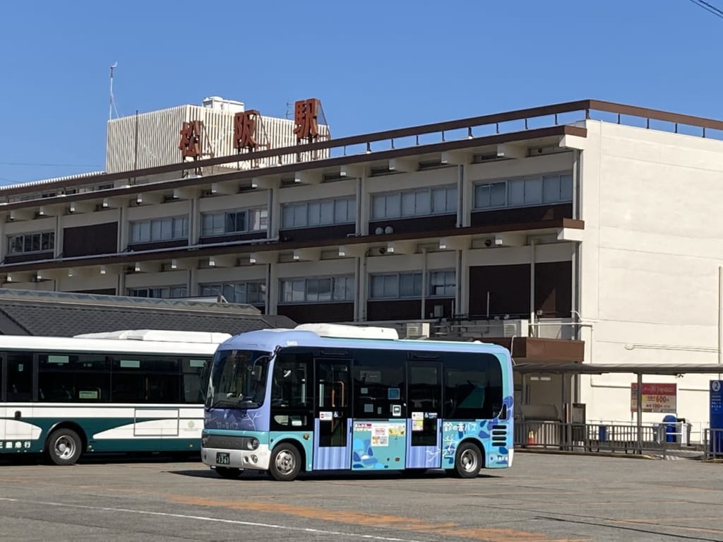 松阪駅ロータリーに停車する鈴の音バス抽選会チラシ