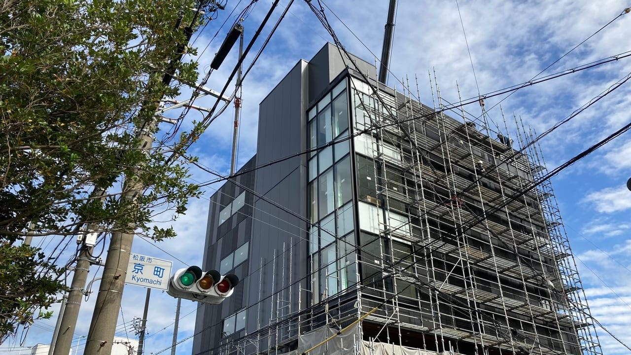 松阪市京町に建設中のSUNRISEビルを見上げた画像