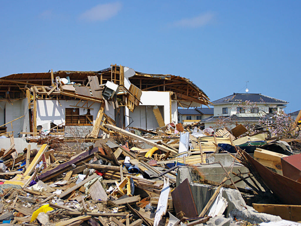 地震で崩壊した家屋AC