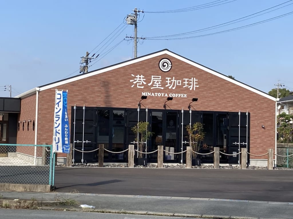 港屋珈琲松阪店店舗を道路から見た画像