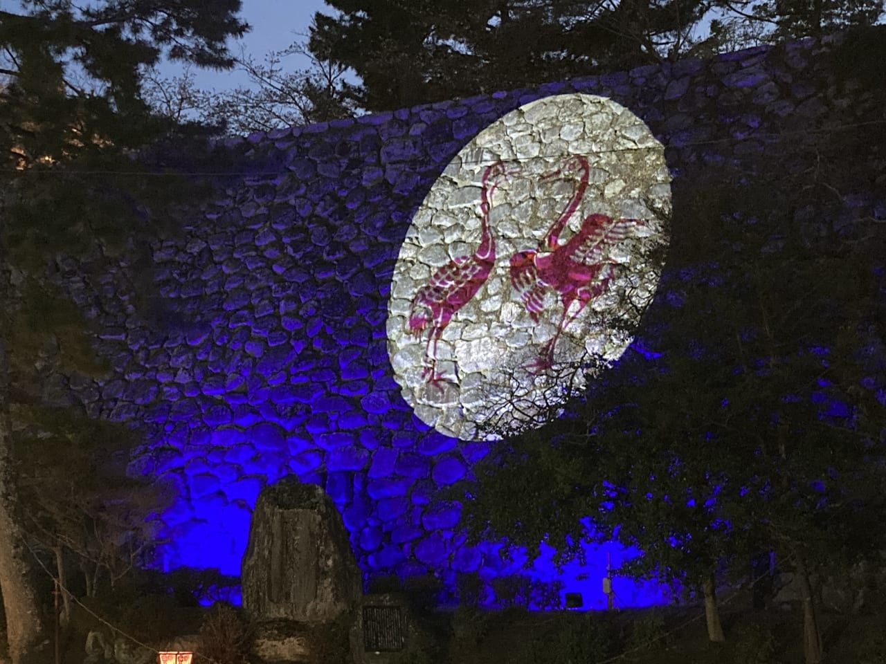 2021年3月下旬の松阪公園桜ライトアップ石垣に投影されたの蒲生氏郷の家紋