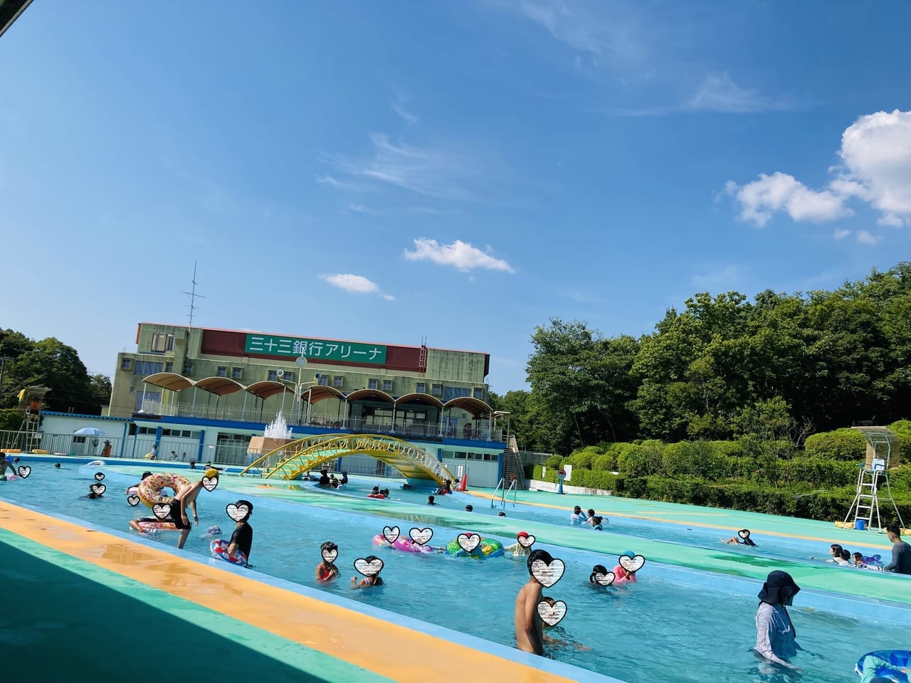 松阪市流水プールとそこで泳ぐ人たち