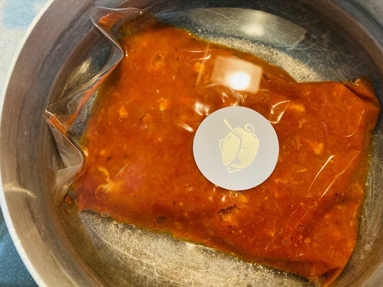 熱湯で加熱中のパスタソースキッチンのアマトリチャーナ