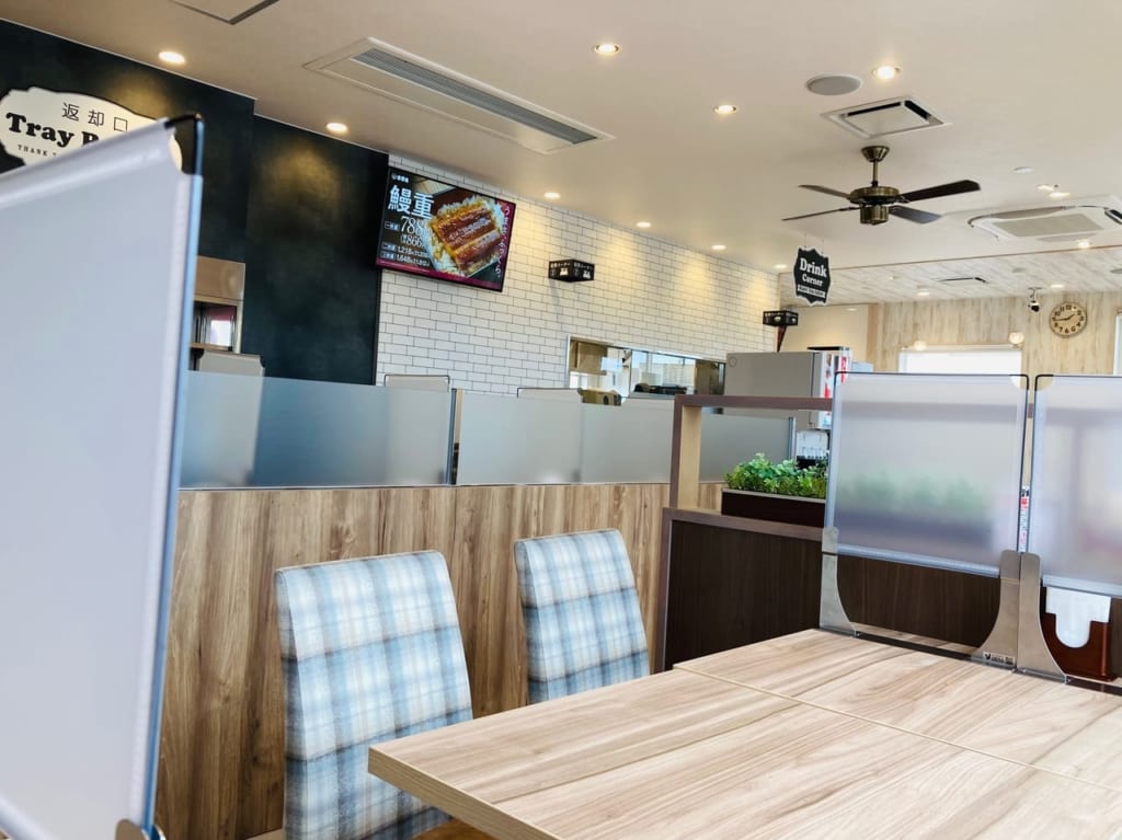 吉野家松阪朝日町店のテーブル中央の席