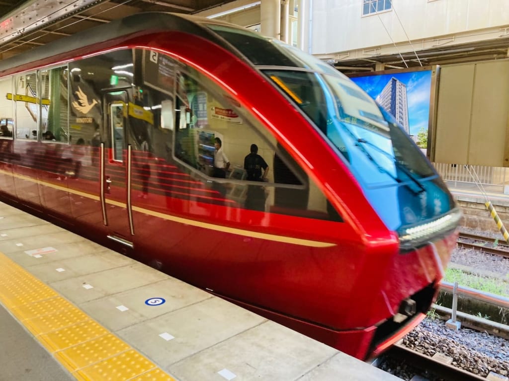 津駅に停車するひのとり