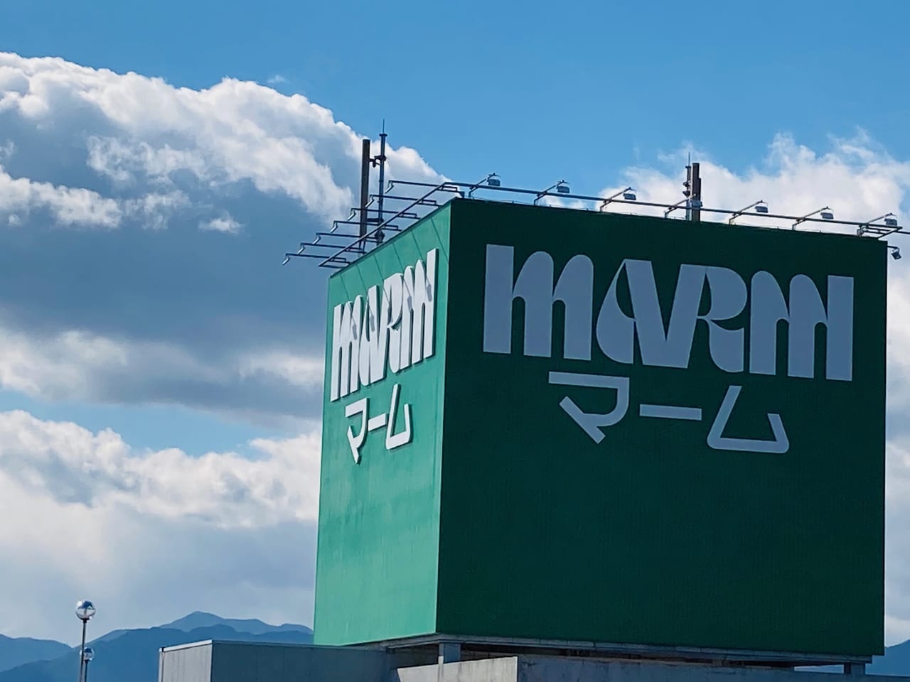 松阪マームの屋上駐車場の看板