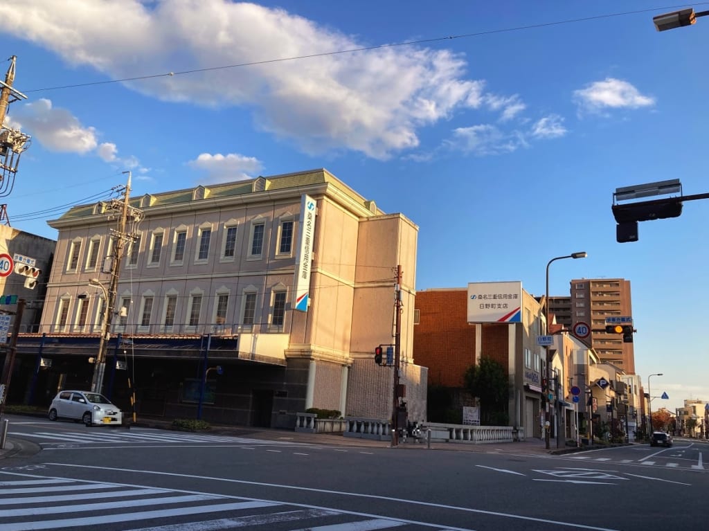 三重信日野町支店と交差点