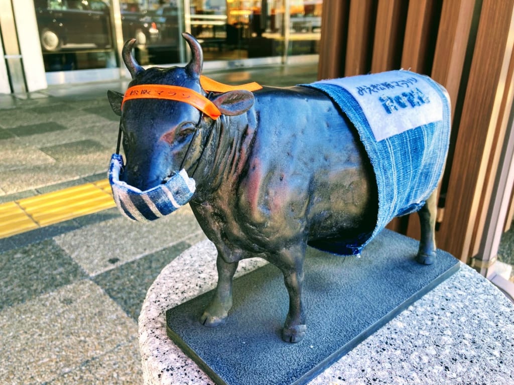 みえ松阪マラソン駅前の牛