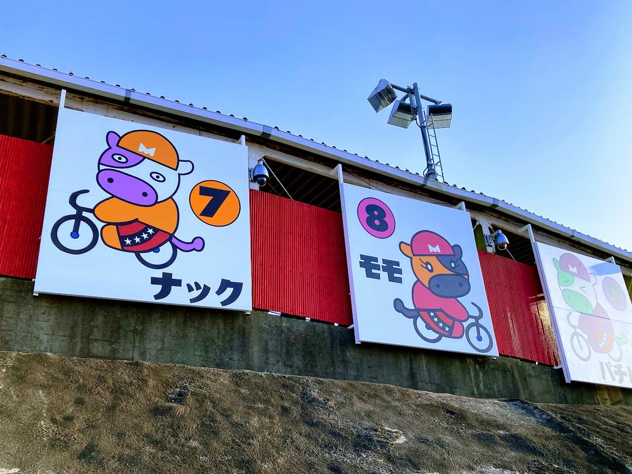 松阪けいりん外観ウシその2