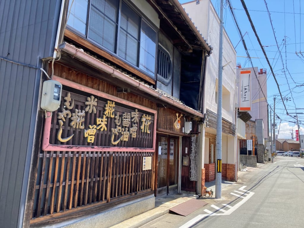 糀屋太郎兵衛商店の前のとおり