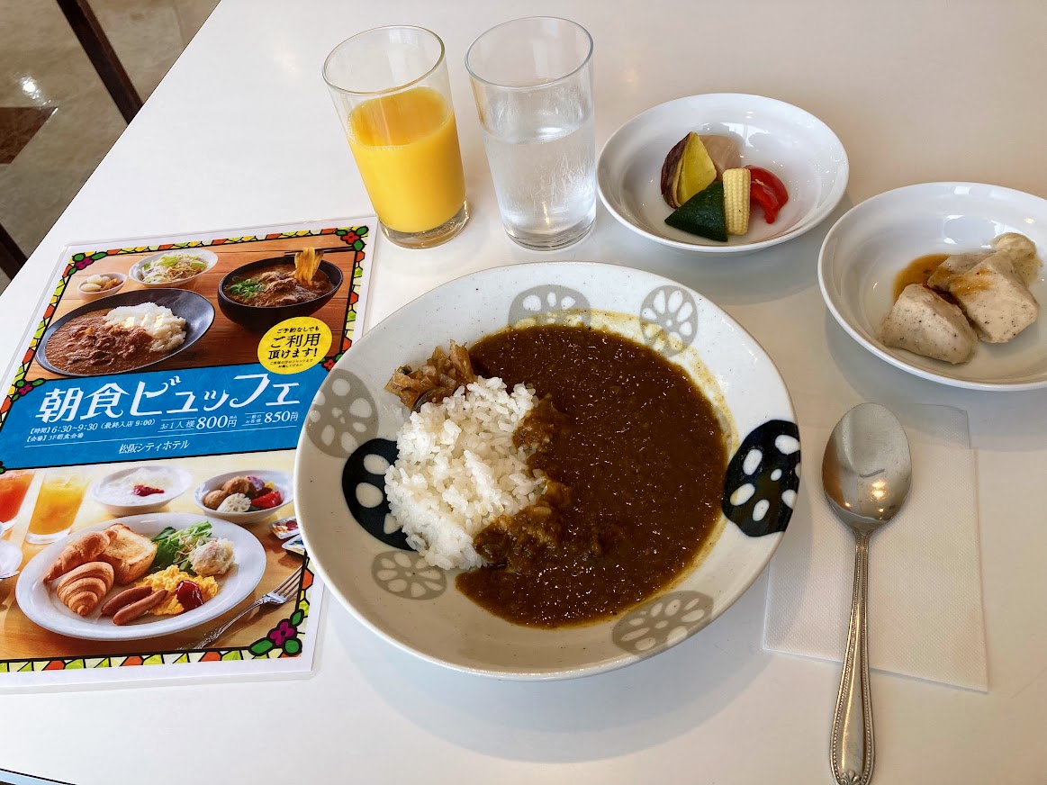 松阪シティホテル朝食バイキングカレーライスと副菜広角