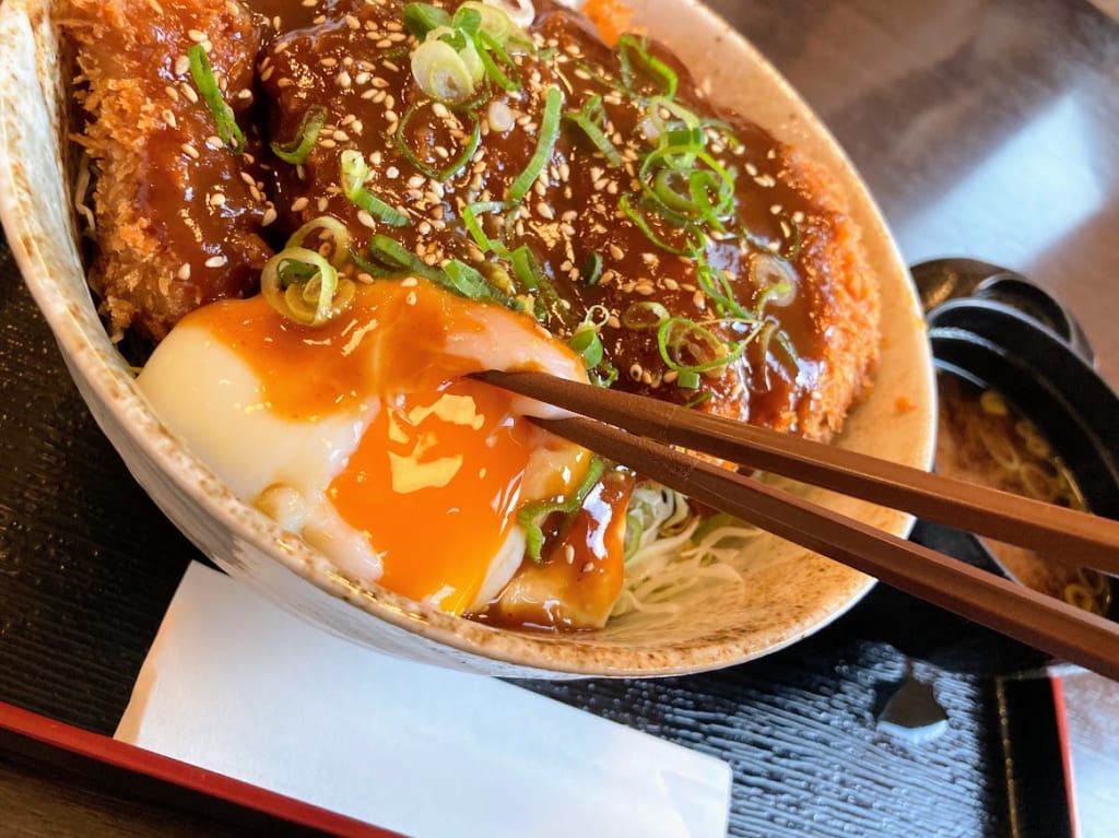しげとんのみそ玉丼たまごわり