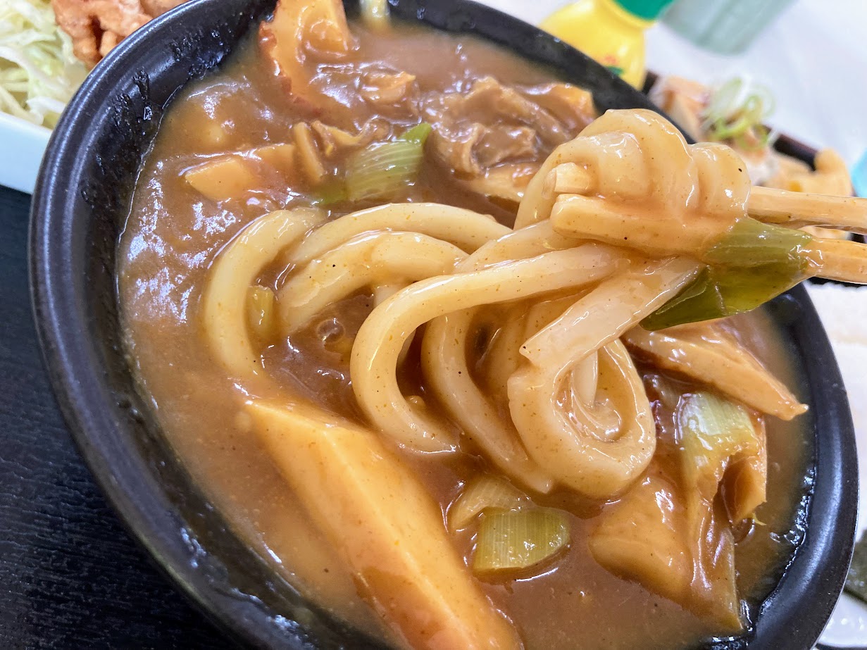 びっくりうどんいなばやのからあげセットのカレーうどんの麺