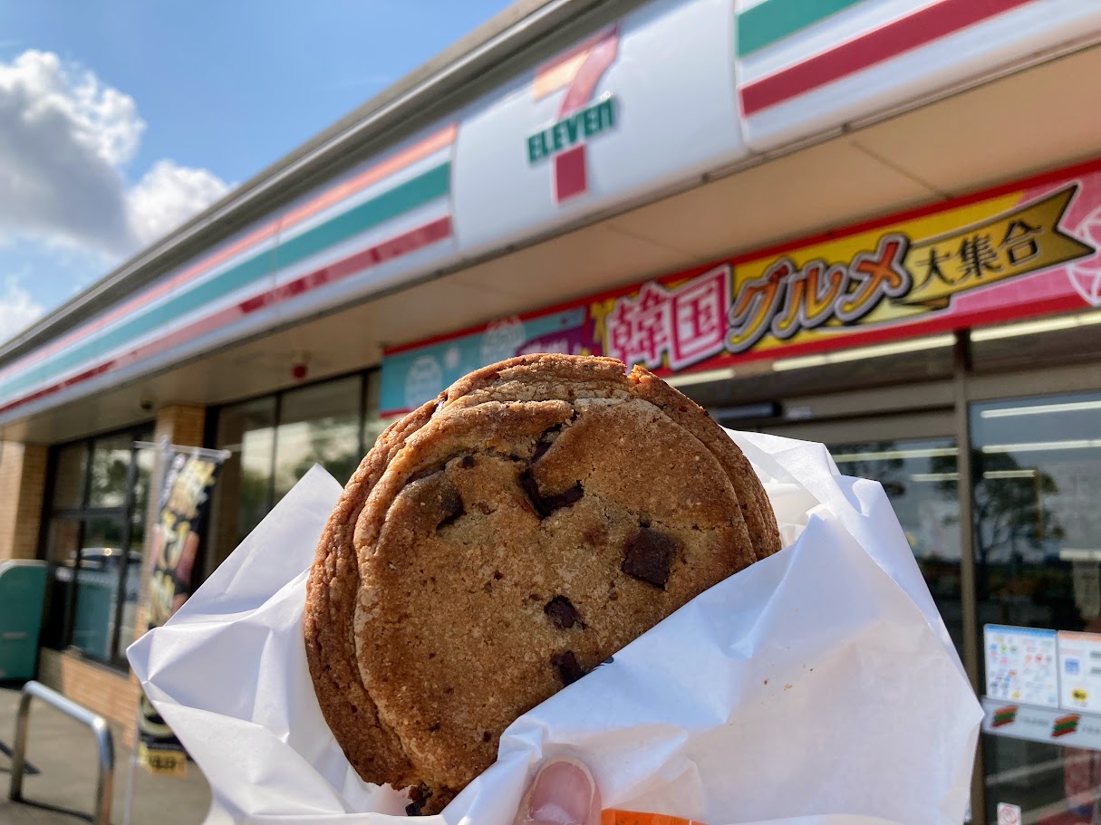 セブンイレブンの看板とチョコクッキー