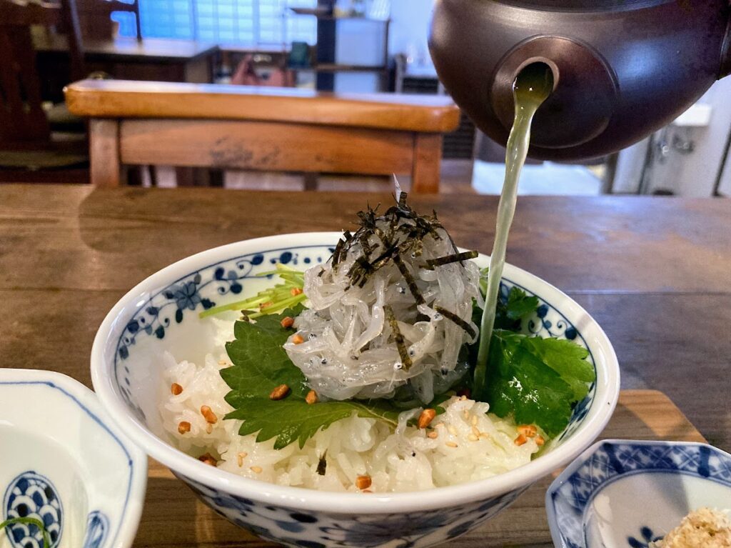 うさぎの小屋お茶漬けしらすかけたところ