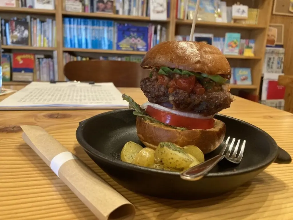 ピースカフェバーガー皿の上2025