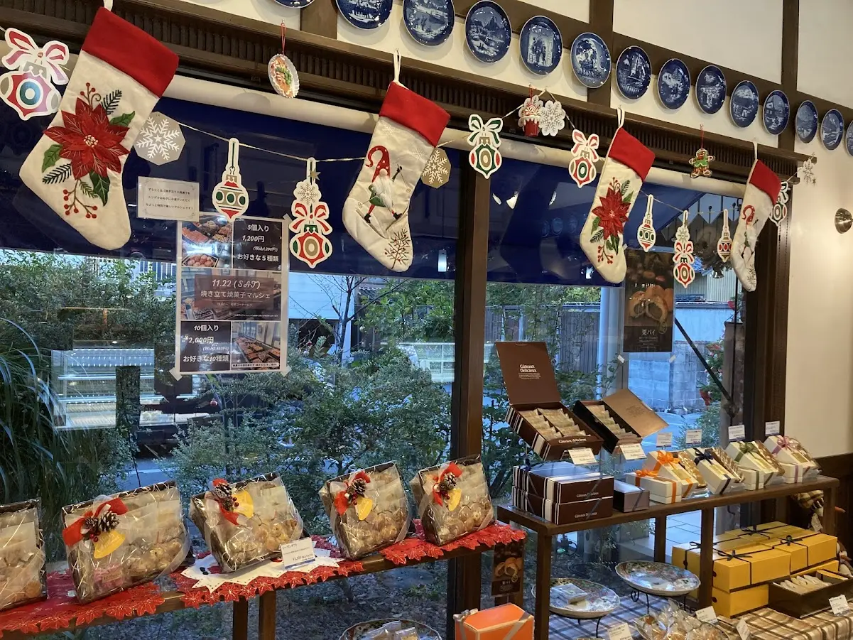 1010番地のクリスマス店内