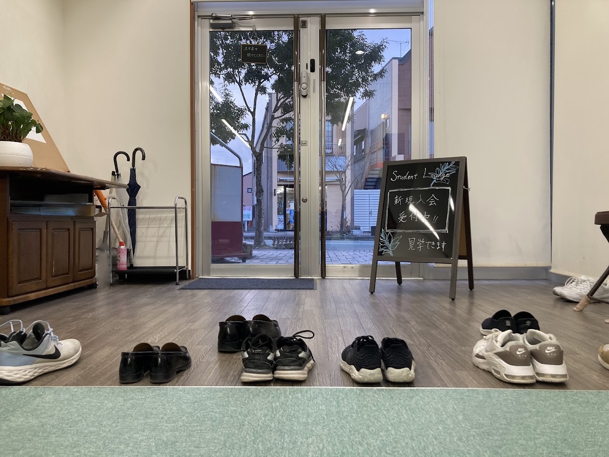スチューデントラウンジ2026並んだ靴
