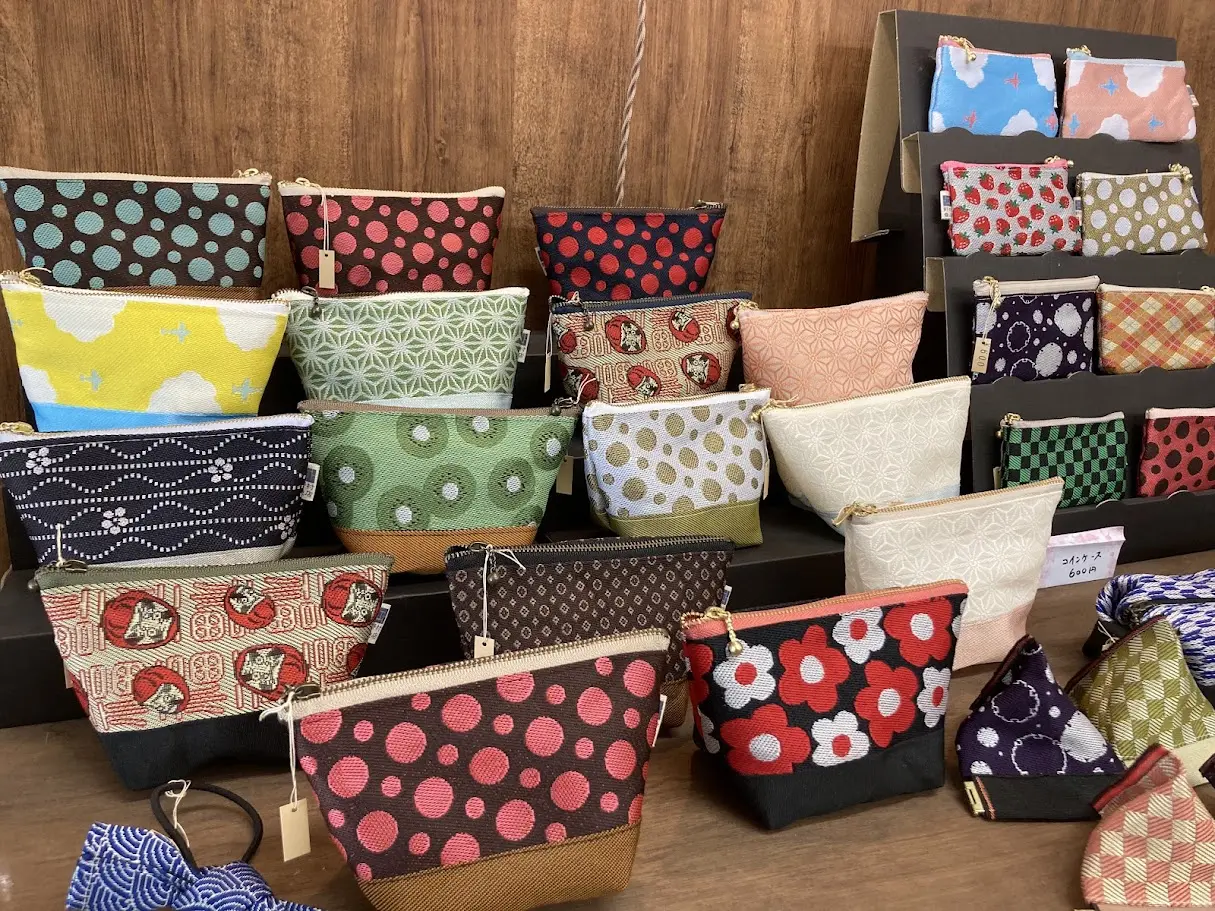 野村タタミ店のポーチ花柄