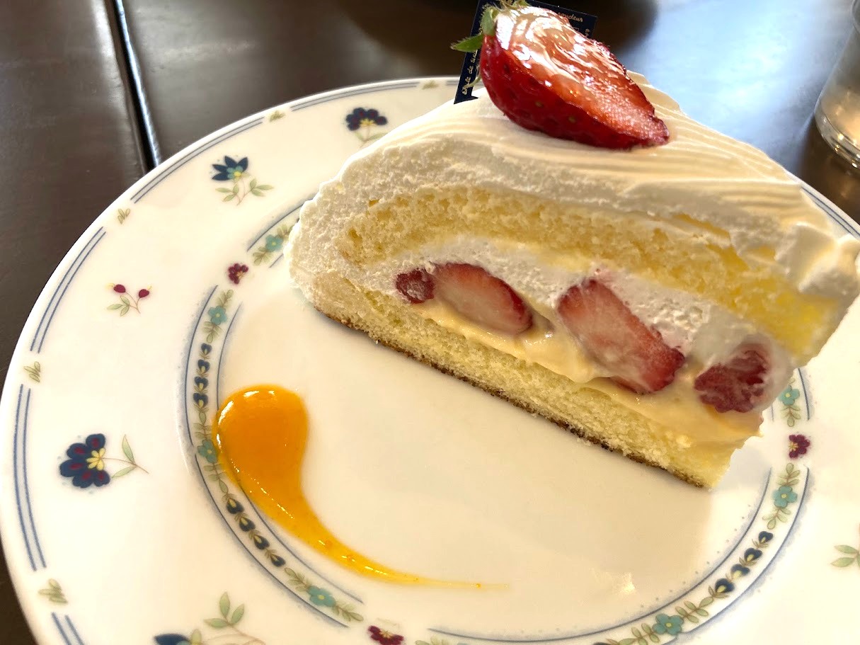 1010番地のいちごショート皿の上