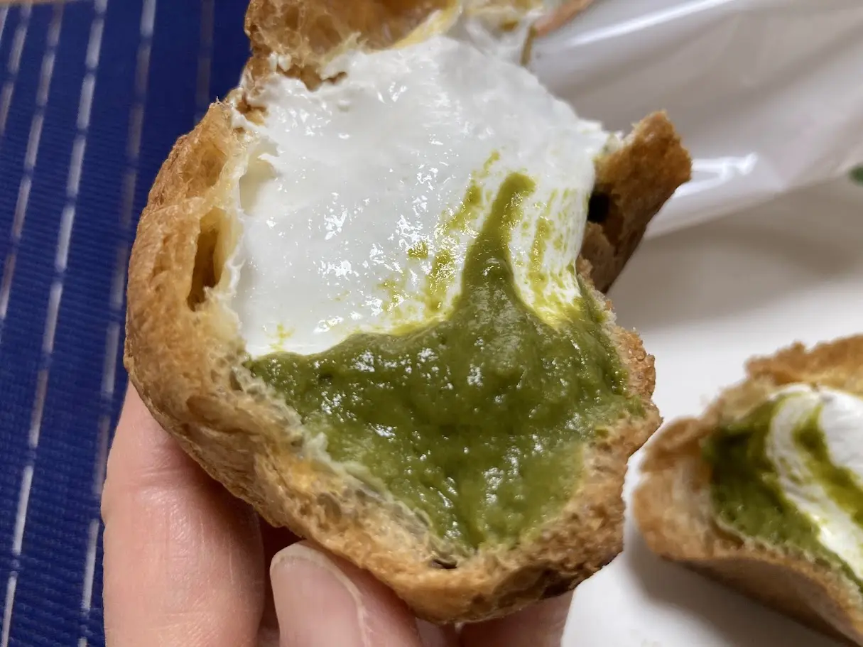 ファミリーマートで発売の三重県誕生150周年シュー割った図