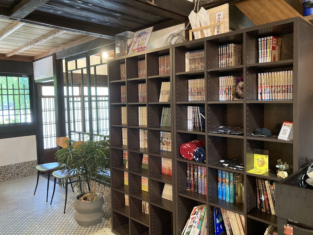 カフェストーリアの本棚ん入口