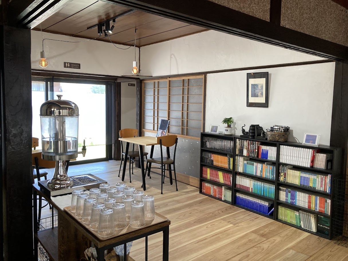 カフェストーリアの本棚