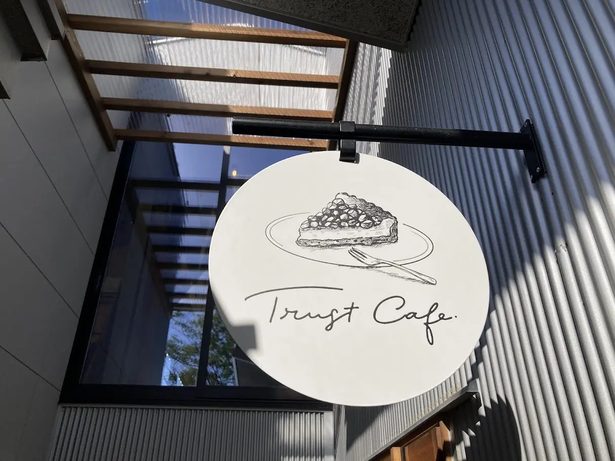 トラストカフェ看板