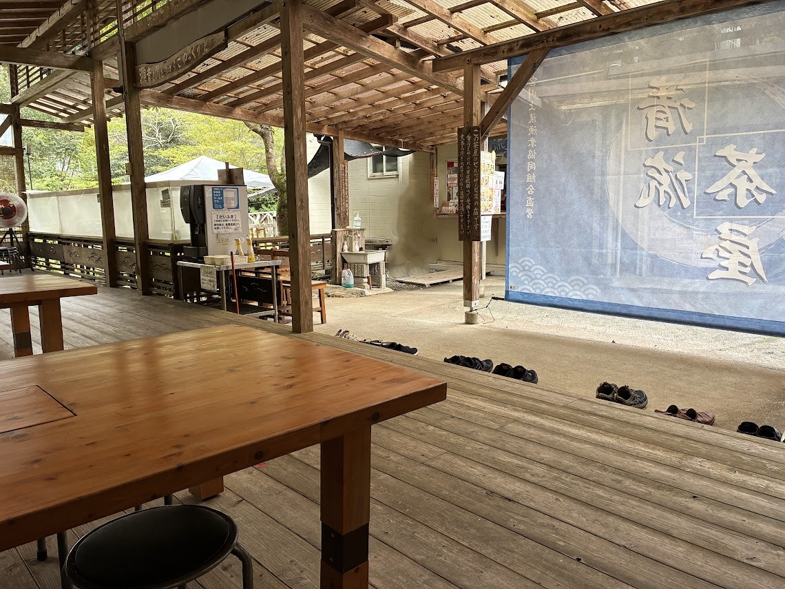清流茶屋の席から入口