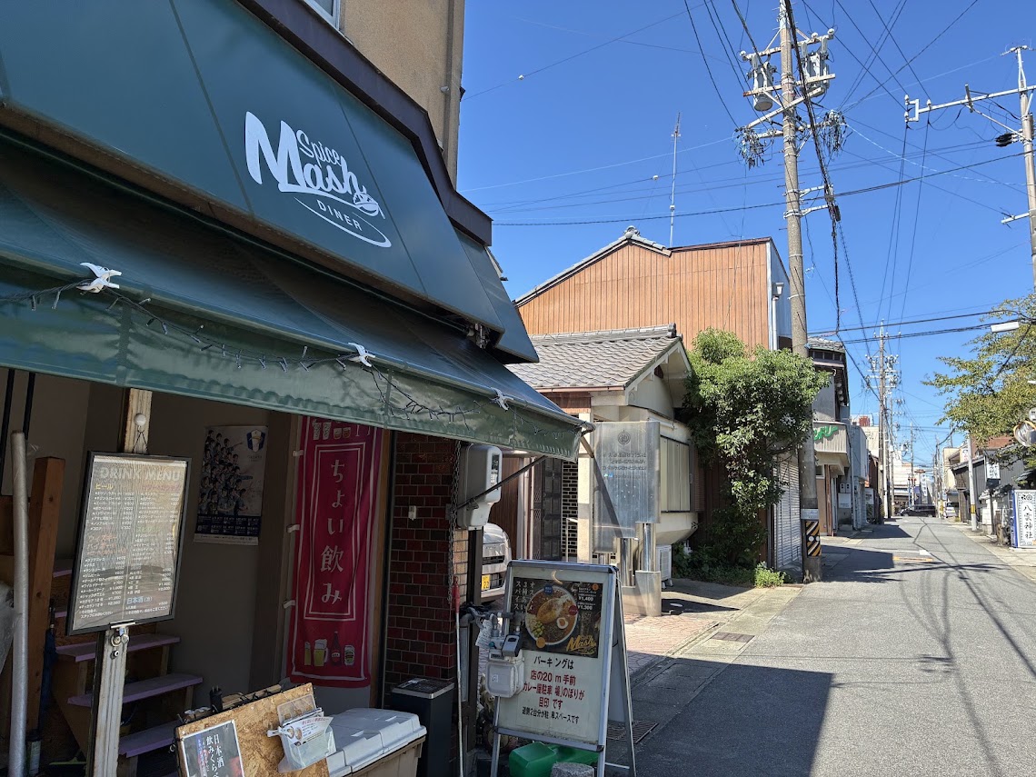 スパイスマッシュの店舗と前の通り